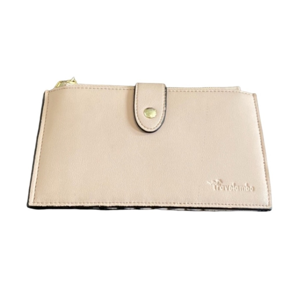 Travelambo wallet. Dusty pink. Two zipper compartments.